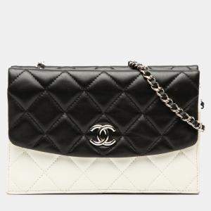 مملوكة مسبقًا Chanel Black, White CC Bicolor Quilted Lambskin Double Sided Wallet on Chain