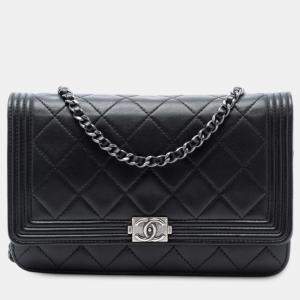 مملوكة مسبقًا Chanel Black Quilted Lambskin Boy Wallet On Chain
