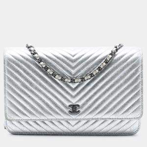 Pre Owned Chanel Silver CC Chevron Metallic Lambskin Wallet On Chain