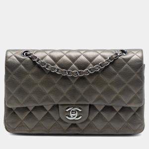 Pre Owned حقيبة شانيل كلاسيك ميتاليك كافيار (جلد عجل محبب) متوسطة رمادية مزدوجة الفلاب