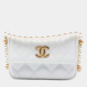 Pre Owned حامل بطاقات شانيل أبيض مبطن بجلد الحمل اللؤلؤ على سلسلة