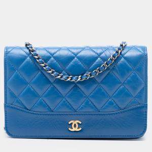 مملوكة مسبقًا محفظة شانييل غابرييل جلد العجل المعتق مبطنة زرقاء على سلسلة