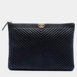 مملوكة مسبقًا Chanel Black Medium Chevron Lambskin Boy O Case Clutch