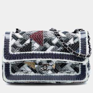 مملوكة مسبقًا حقيبة شانيل كلاسيك متوسطة قماش تويد وسيليكون بغطاء مزدوج أزرق