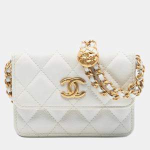 مملوكة مسبقًا Chanel White CC Quilted Caviar Medallion Charm Clutch With Chain