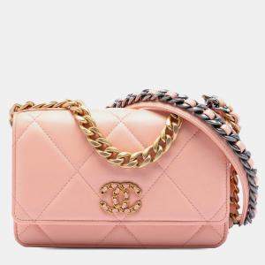 مملوكة مسبقًا Chanel Pink Quilted Lambskin 19 Wallet on Chain