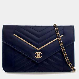 مملوكة مسبقًا Chanel Blue Reversed Chevron Lambskin Wallet on Chain