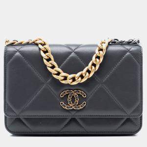 مملوكة مسبقًا Chanel Quilted Lambskin 19 Wallet on Chain