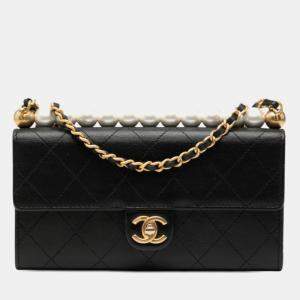 مملوكة مسبقًا Chanel Black Quilted Goatskin Chic Pearls Clutch with Chain