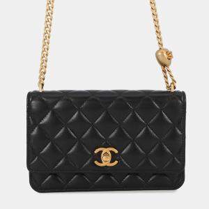 مملوكة مسبقًا Chanel Matelasse Heart Chain Cc Logo Chain Wallet Black Lambskin