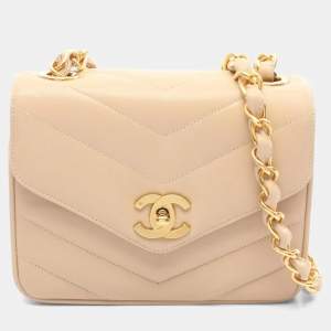 مملوكة مسبقًا حقيبة كتف شانيل بشيفرون على شكل V جلد بيج