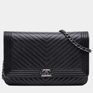 مملوكة مسبقًا Chanel Black Chevron Lambskin Boy Wallet on Chain