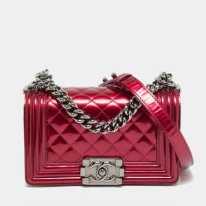 مملوكة مسبقًا حقيبة شانيل بوي قلاب جلد لامع مبطن بنفسجية صغيرة