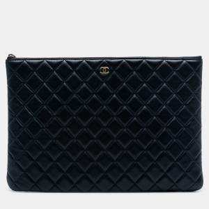 مملوكة مسبقًا Chanel Blue Large Quilted Lambskin O Case Clutch