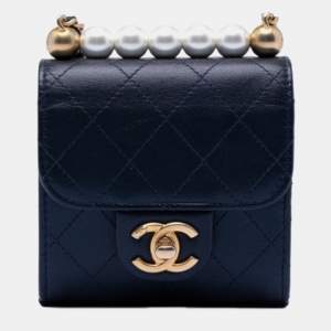 مملوكة مسبقًا Chanel Blue Mini Goatskin Chic Pearls Clutch On Chain
