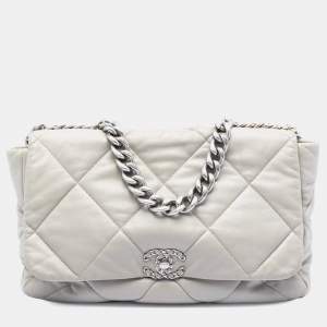 مملوكة مسبقًا Chanel Maxi Lambskin 19 Flap