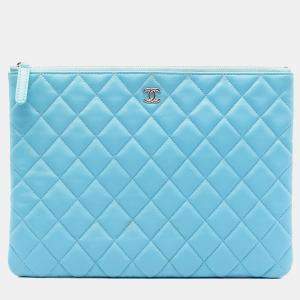 مملوكة مسبقًا Chanel Blue Medium Quilted Lambskin O Case Clutch