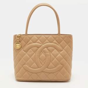 مملوكة مسبقًا حقيبة شانيل جلد كافيار مبطنة باللون البيج مدالية توت