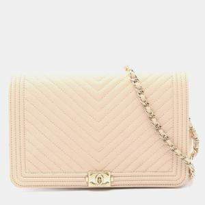 مملوكة مسبقًا Chanel Boy Chanel Matelasse Shoulder Bag In Grained Calfskin Leather Beige