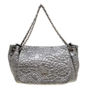 مملوكة مسبقًا Chanel Silver Patent Vinyl Graphic Edge Flap Bag