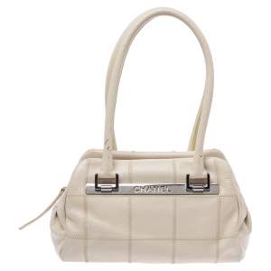 مملوكة مسبقًا Chanel Off White Choco Bar Quilted Leather Logo Satchel
