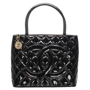 مملوكة مسبقًا Chanel Black Patent Leather Medallion Bag
