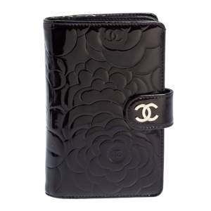 مملوكة مسبقًا Chanel Black Camellia Patent Leather L-Zip Pocket Wallet
