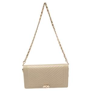 مملوكة مسبقًا Chanel Beige Chevron Leather Boy Wallet on Chain