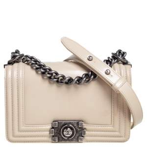 مملوكة مسبقًا حقيبة شانيل بوي جلد لامع بيج بقلاب صغيرة 