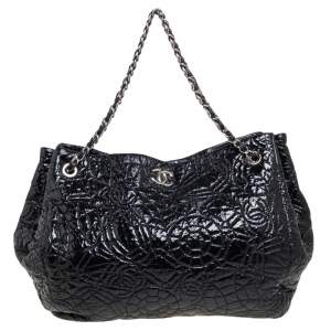 Pre Owned Chanel Black Camellia Embossed Patent Vinyl Accordion Hobo