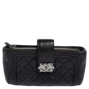 مملوكة مسبقًا Chanel Black Quilted Leather Boy Phone Pouch