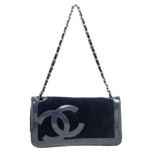 مملوكة مسبقًا Chanel Dark Blue Terry Cloth And Perforated PVC CC Shoulder Bag