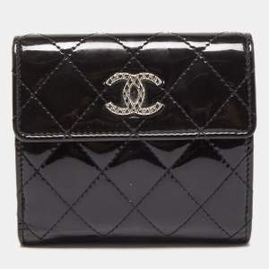 مملوكة مسبقًا Chanel Black Quilted Patent Leather CC Compact Wallet