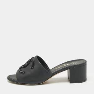 مملوكة مسبقًا Chanel Black Leather CC Slide Sandals Size 37.5