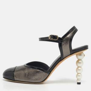 مملوكة مسبقًا حذاء شانيل كعب عالي حزام نهاري مزين باللؤلؤ جلد لامع أسود ومقاس 38