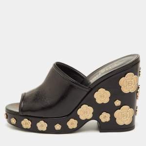 مملوكة مسبقًا صندل إسفين منصة جلد أسود شانيل كاميليا مزين مقاس 40