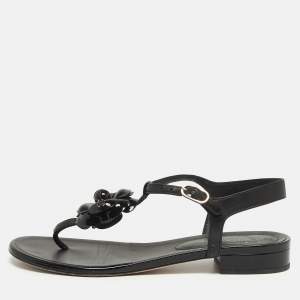 مملوكة مسبقًا Chanel Camellia Size 38 Black Patent and Leather Thong Sandals