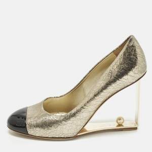مملوكة مسبقًا Chanel CC Size 39.5 Black/Gold Leather and Patent Leather Wedge Pumps