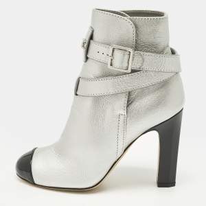 مملوكة مسبقًا حذاء بوت كاحل شانيل CC جلد أسود وبرّاق مقاس 40.5