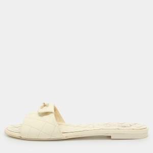 Pre Owned صندل شانيل شريحة جلد أبيض مقاس 38