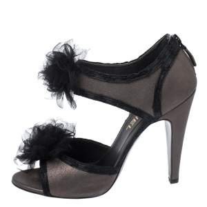 Pre Owned صندل شانيل نعل روكي كاميليا تول ساتان ونوبوك أسود/ رمادي مقاس 39