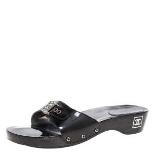 مملوكة مسبقًا Chanel Black Patent Leather CC Adjustable Buckle Wooden Clog Slides Size 41