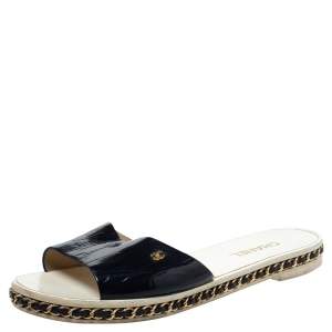 مملوكة مسبقًا Chanel Navy Blue Patent Leather Chain Detail Slide Flat Sandals Size 40