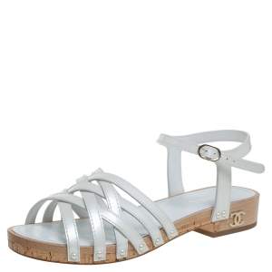 Pre Owned صندل فلات شانيل طراز سيور و سير كاحل فبين و جلد لامع أبيض مقاس 40