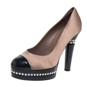 مملوكة مسبقًا Chanel Beige/Black Satin And Patent Leather Cap Toe Pearl Platform Pumps Size 39.5