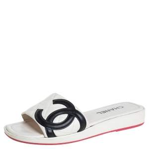 مملوكة مسبقًا Chanel White/Black Leather CC Cambon Flat Slides Size 41.5