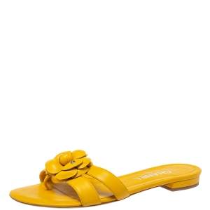 مملوكة مسبقًا Chanel Yellow Leather Camellia Open Toe Slide Sandals Size 38