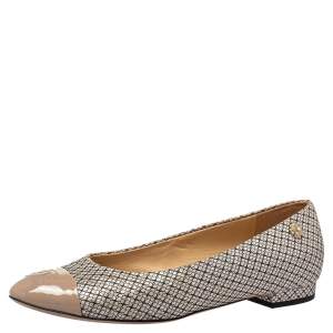 مملوكة مسبقًا Chanel Beige/Black  Fabric And Patent Leather CC Cap Toe Ballet Flats Size 36