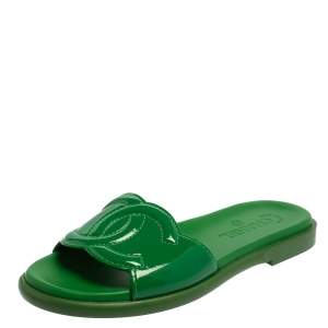 مملوكة مسبقًا Chanel Green Patent Leather CC Slide Sandals Size 37.5
