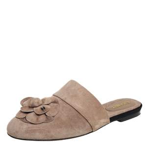 مملوكة مسبقًا Chanel Beige Suede CC Embellished Mules Sandals Size 40